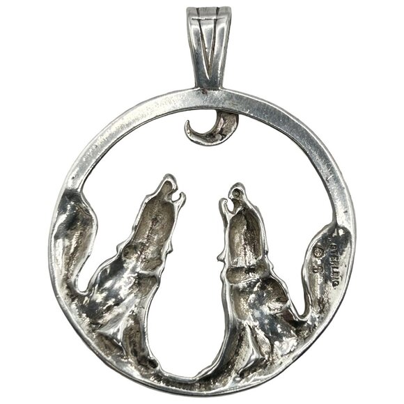 925 Sterling Silver 'Song of the Wild' Howling Wolves Round Pendant - Picture 4 of 5